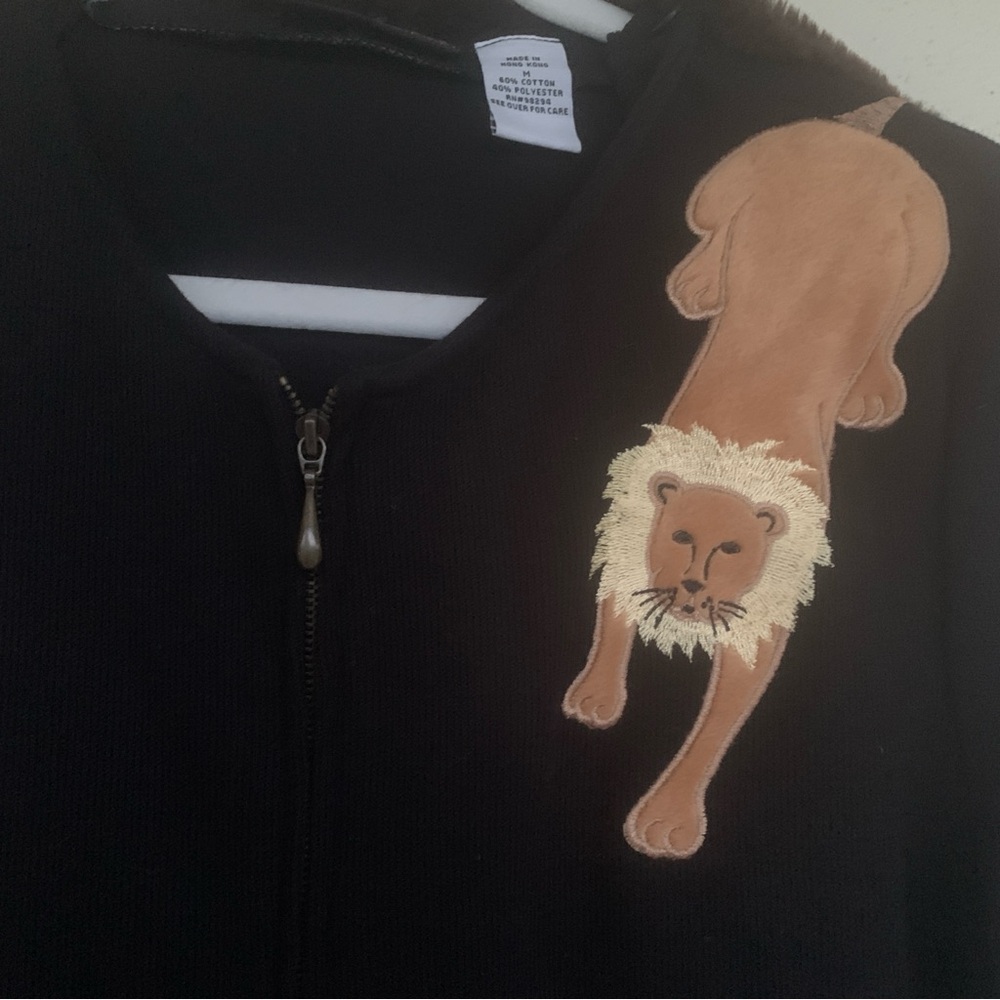 Onque sweater appliqué lion. Fur collar